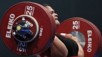 Lifter Indonesia Nurul Akmal melakukan angkatan snatch pada nomor angkat besi putri +75 kg 18th Asian Games Invitation Tournament di JiExpo, Jakarta, Senin (12/2) .