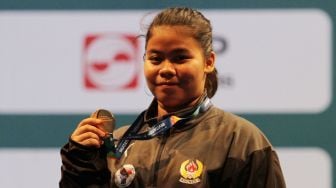 Lifter Indonesia Melinda Gusti melakukan angkatan clean and jerk pada nomor angkat besi putri 75 kg 18th Asian Games Invitation Tournament di JiExpo, Jakarta, Senin (12/2