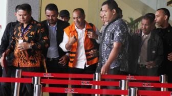 Bupati Ngada yang juga bakal calon Gubernur NTT Marianus Sae usai menjalani pemeriksaan 1x24 jam di Gedung KPK, Jakarta, Senin (12/2).