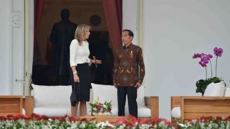 Presiden Joko Widodo (kanan) bersama Utusan Khusus Perserikatan Bangsa-Bangsa (PBB) untuk Inklusi Keuangan Ratu Maxima (kiri) melakukan 'Veranda Talk' di Istana Merdeka, Jakarta, Selasa (13/2). 