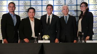 Presiden Inter Milan Erick Thohir, Wakil Presiden Inter Milan Javier Zanetti, Director of Global Youth Business of FC Internazionale Barbara Biggi, Toni Harjana Representative of PT akademi Bola Indonesia, Dubes Italia untuk Indonesia Vittorio Sandalli  saat peluncuran Inter Academy Indonesia di Jakarta, Rabu (14/2). 