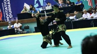 Pesilat nomor seni kategori ganda putra Yolla dan Hendy meraih medali emas di test event Asian Games 2018 [Suara.com/Syaiful Rachman]