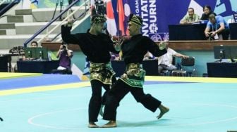 Pesilat nomor seni kategori ganda putra Yolla dan Hendy meraih medali emas di test event Asian Games 2018 [Suara.com/Syaiful Rachman]