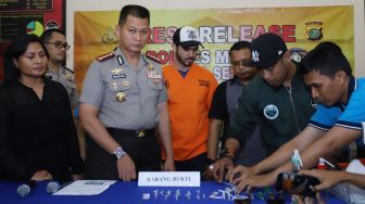 Artis Fachri Albar dihadirkan saat rilis pengungkapan kasus narkoba di Polres Jakarta Selatan, Rabu (14/2).