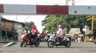 Hiraukan Keselamatan, Ibu-ibu Ini Bergosip di Perlintasan Kereta