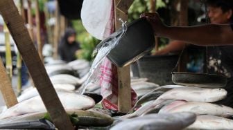 Pedagang ikan Bandeng di kawasan Rawa Belong, Jakarta, Kamis (15/2).