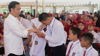 Bagikan PKH di Gowa, Jokowi: Pak Ini Tidak Boleh untuk Beli Rokok