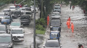 Sejumlah Pos Pantau Siaga II, Warga Bantaran Sungai Jakarta Diimbau Siaga