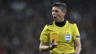 Wasit asal Italia Gianluca Rocchi memimpin laga Real Madrid vs PSG di Santiago Bernabeu [AFP]