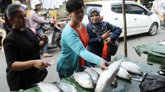 Pedagang ikan Bandeng di kawasan Rawa Belong, Jakarta, Kamis (15/2).