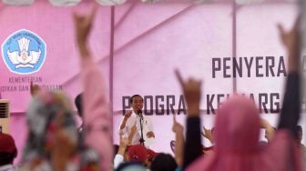 Jokowi Serahkan Kartu PKH dan KIP