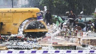 Pemandangan tindak pemusnahan barang sitaan senilai Rp45 miliar lebih di Kantor Ditjen Bea Cukai, Rawamangun, Jakarta, Kamis (15/2/2018). [Suara.com/Kurniawan Mas'ud]