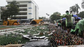 Salah satu pemandangan kegiatan pemusnahan barang sitaan senilai Rp45 miliar lebih di Kantor Ditjen Bea Cukai, Rawamangun, Jakarta, Kamis (15/2/2018). [Suara.com/Kurniawan Mas'ud]