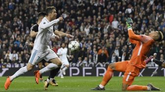 Cristiano Ronaldo melepaskan tendangan keras ke gawang PSG yang dikawal Areola [AFP]