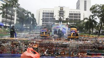 Suasana pemusnahan barang sitaan senilai Rp45 miliar lebih di Kantor Ditjen Bea Cukai, Rawamangun, Jakarta, Kamis (15/2/2018). [Suara.com/Kurniawan Mas'ud]