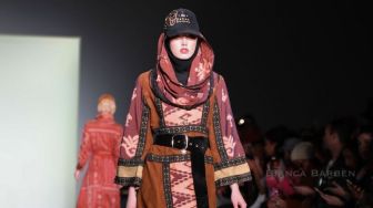 Bikin Bangga, Koleksi Tenun Kalimantan Curi Perhatian di NYFW 2018