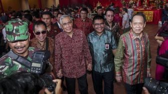 Tim Unit Kerja Presiden Pembinaan Ideologi Pancasila (UKP PIP) Try Sutrisno, Mahfud MD, Yudi Latief, Romo Benny Susetyo mengunjungi Vihara Dharma Bhakti di Kawasan Petak Sembilan, Glodok, Jakarta, Jumat (16/2). 