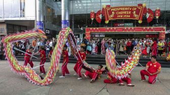 Pertunjukan Liang Liong di pelataran mal Green Central City, Jakarta, Jumat (16/2). 