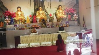 Warga keturunan Cina bersembahyang di Vihara Amurva Bhumi, Jakarta, Kamis (16/2). 