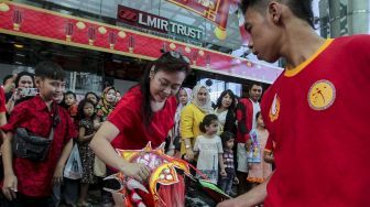 Pertunjukan Liang Liong di pelataran mal Green Central City, Jakarta, Jumat (16/2). 