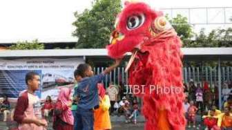 Imlek di Stasiun Tugu, Barongsai dan Liong Hibur Penumpang