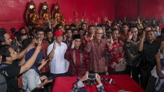 Tim Unit Kerja Presiden Pembinaan Ideologi Pancasila (UKP PIP) Try Sutrisno, Mahfud MD, Yudi Latief, Romo Benny Susetyo mengunjungi Vihara Dharma Bhakti di Kawasan Petak Sembilan, Glodok, Jakarta, Jumat (16/2). 