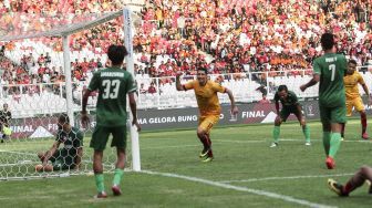 Perayaan gol pemain Sriwijaya FC dalam pertandingan perebutan peringkat ketiga Piala Presiden 2018 melawan PSMS Medan di Stadion Utama Gelora Bung Karno (SUGBK), Senayan, Jakarta, Sabtu (17/2/2018). [Suara.com/Kurniawan Mas'ud]