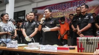 Kabid Humas Polda Metro Jaya Kombes Pol Argo Yuwono bersama Subdit I Ditresnarkoba Polda Metro Jaya merilis pengungkapan kasus narkotika yang melibatkan artis Dhawiya Zaida di Jakarta, Sabtu (17/2/2018). [Suara.com/Kurniawan Mas'ud]