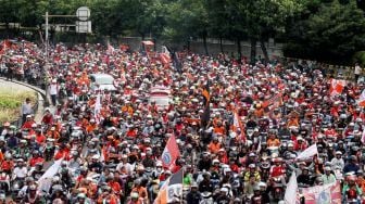 Ribuan suporter Persija Jakarta, Jakmania, berkonvoi mengarak rombongan Persija usai menjuarai Piala Presiden di kawasan Bundaran Hotel Indonesia, Jakarta, Minggu (18/2/2018). Persija menjuarai Piala Presiden usai mengalahkan Bali United dengan skor 3-0 pada sabtu (17/2/2018) [Suara.com/Oke Atmaja] 

