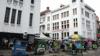 Sejumlah pedagang kaki lima (PKL) memadati trotoar di kawasan Kota Tua, Jakarta, Senin (19/2).