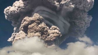 Gunung Sinabung menyemburkan material vulkanik ketika erupsi di Karo, Sumatera Utara, Senin (19/2).