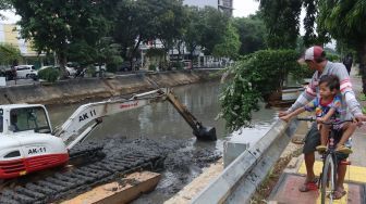 Pengerukan Lumpur Kali Pasar Baru