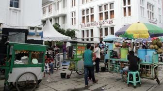 Sejumlah pedagang kaki lima (PKL) memadati trotoar di kawasan Kota Tua, Jakarta, Senin (19/2).