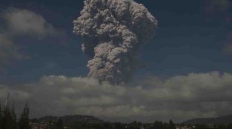 Sinabung Erupsi Setinggi 5.000 Meter, Cemari Udara Aceh Tenggara