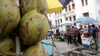 Sejumlah pedagang kaki lima (PKL) memadati trotoar di kawasan Kota Tua, Jakarta, Senin (19/2).