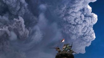 Sinabung Semburkan Material Vulkanik