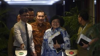 Menteri Lingkungan Hidup dan Kehutanan (LHK) Siti Nurbaya (kedua kanan) didampingi dua Wakil Ketua KPK Laode M Syarif (kiri) dan Saut Situmorang (kedua kiri) berjalan keluar gedung KPK usai menggelar pertemuan di Jakarta, Senin (19/2). 