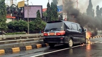 Mobil Dinas TNI Terbakar di Tol Tanjung Duren