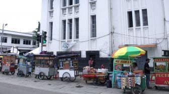 Sejumlah pedagang kaki lima (PKL) memadati trotoar di kawasan Kota Tua, Jakarta, Senin (19/2).