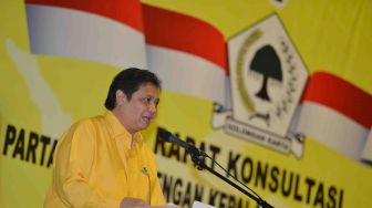 Ketua Umum Partai Golkar Airlangga Hartarto memberikan pengarahan pada Rapat Konsultasi Partai Golkar di Jakarta, Senin (19/2). 