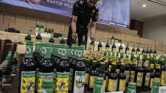 Barang bukti minuman mengandung etil alkohol ilegal saat gelar barang bukti di kantor Wilayah Bea dan Cukai, Bandung, Jawa Barat, Senin (19/2).