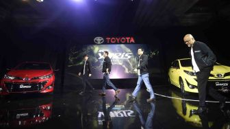 Presiden Direktur PT Toyota-Astra Motor (TAM) Yoshihiro Nakata (kedua kiri) bersama Presiden Direktur PT Toyota Motor Manufacturing Indonesia (TMMIN) Warih Andang Tjahjono (kanan), Wakil Presiden Direktur TAM Henry Tanoto (kedua kanan) dan Chief Engineer New Yaris Akira Kasamatsu bersiap melakukan sesi foto saat peluncuran Toyota New Yaris di Jakarta, Selasa (20/2).