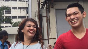 Ngaku Mirip, Elly Sugigi dan Pacar Baru Kompak Pamer Gigi