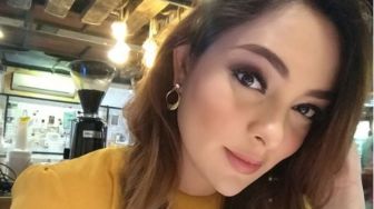 Pakai Makeup Seharian Bikin Kulit Wajah Sensitif? Ini Tips dr Reisa