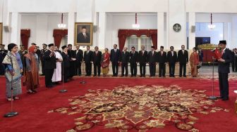 Presiden Joko Widodo melantik 17 Duta Besar Luar Biasa dan Berkedudukan Penuh (LBBP) di Istana Negara, Jakarta, Selasa (20/2).