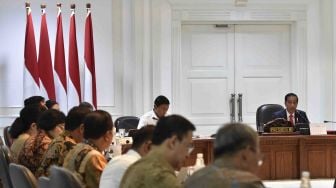 Presiden Joko Widodo (kanan) menyampaikan arahan saat memimpin rapat terbatas tentang insentif investasi di Kantor Presiden, Jakarta, Selasa (20/2).