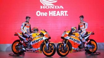 Pebalap MotoGP Marc Marquez (kiri) dan Dani Pedrosa (kanan) berpose saat peluncuran motor baru Tim Repsol Honda di Gedung Pusat Niaga, Kemayoran, Jakarta, Selasa (20/2). 