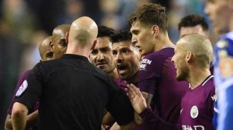 Para pemain Manchester City memprotes wasit Anthony Taylor karena mmberikan kartu merah kepada Fabian Delph. Oli SCARFF / AFP
