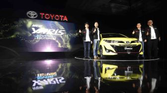 Presiden Direktur PT Toyota-Astra Motor (TAM) Yoshihiro Nakata (kedua kiri), Presiden Direktur PT Toyota Motor Manufacturing Indonesia (TMMIN) Warih Andang Tjahjono (kanan), Wakil Presiden Direktur TAM Henry Tanoto (kedua kanan) dan Chief Engineer New Yaris Akira Kasamatsu berfoto bersama saat peluncuran Toyota New Yaris di Jakarta, Selasa (20/2). 