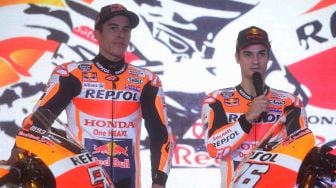 Pebalap MotoGP Dani Pedrosa (kanan) dan Marc Marquez (kiri) menjawab pertanyaan wartawan saat peluncuran motor baru Tim Repsol Honda di Gedung Pusat Niaga, Kemayoran, Jakarta, Selasa (20/2)